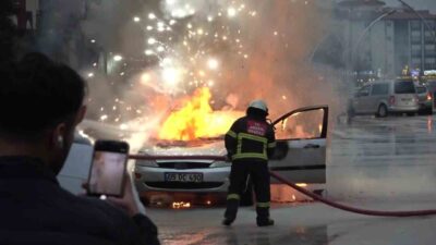 Amasya’da seyir halindeki bir otomobil alev alev yandı. Otomobilde yaşanan