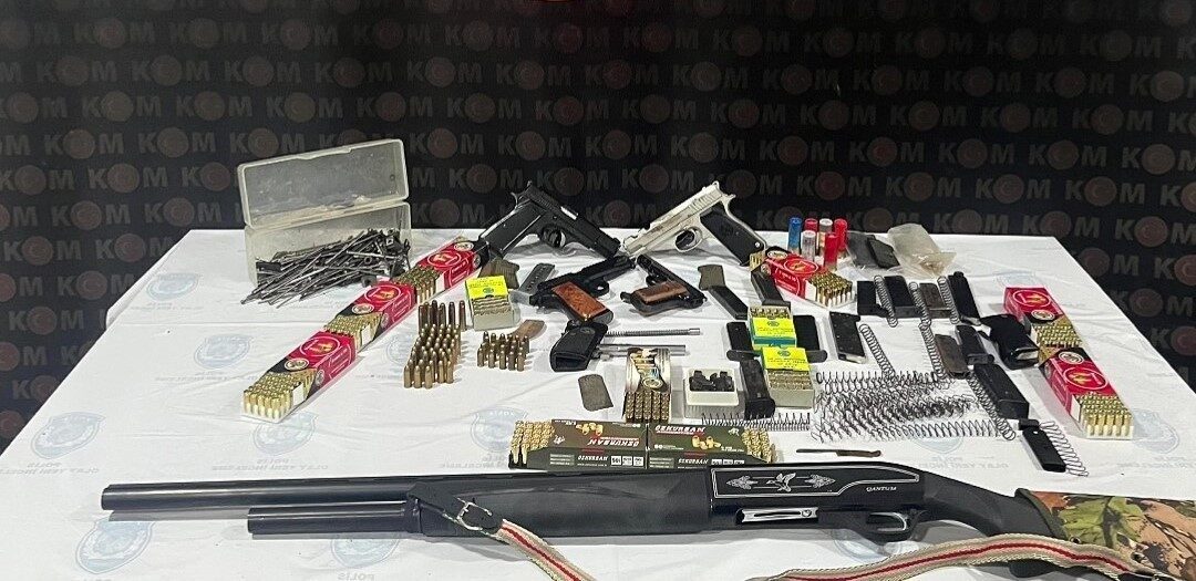 Amasya’da polisin düzenlediği silah kaçakçılığı operasyonunda 5 ruhsatsız silah ve