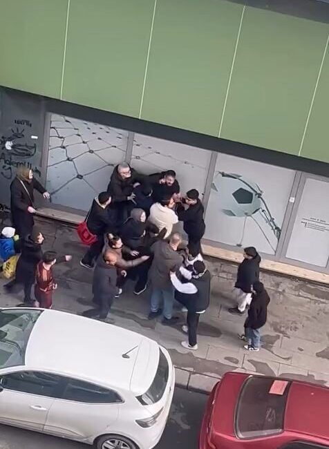 Küçükçekmece’de, U15 süper amatör ligde mücadele eden iki takım taraftarları