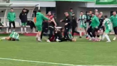 Rize’de oynanan amatör lig maçında iki takım oyuncuları yumruk yumruğa