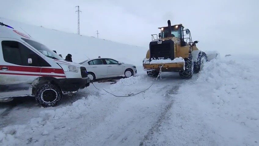 Erzurum’da ilçeye hasta getiren ambulans yolda kaldı. Tekman Belediyesi karla