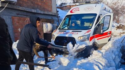 Adıyaman’ın Sincik ilçesi İnlice beldesinde ambulansın hastaya ulaşabilmesi için vatandaşlar