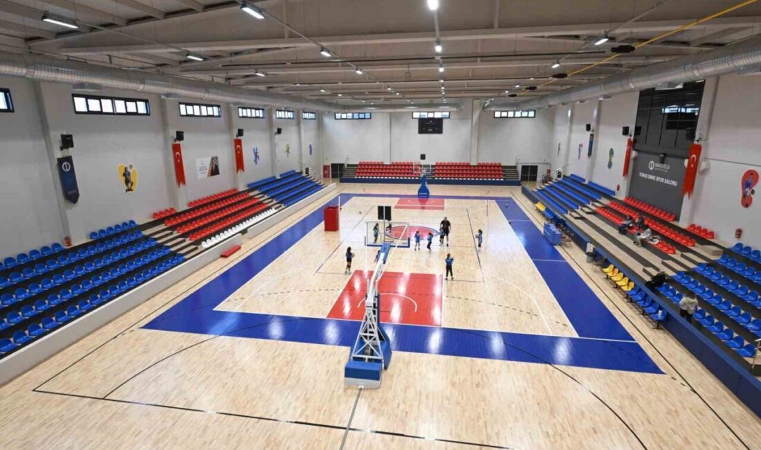 Anadolu Üniversitesi, akademik eğitimin yanı sıra öğrencilerin ve personelin fiziksel,