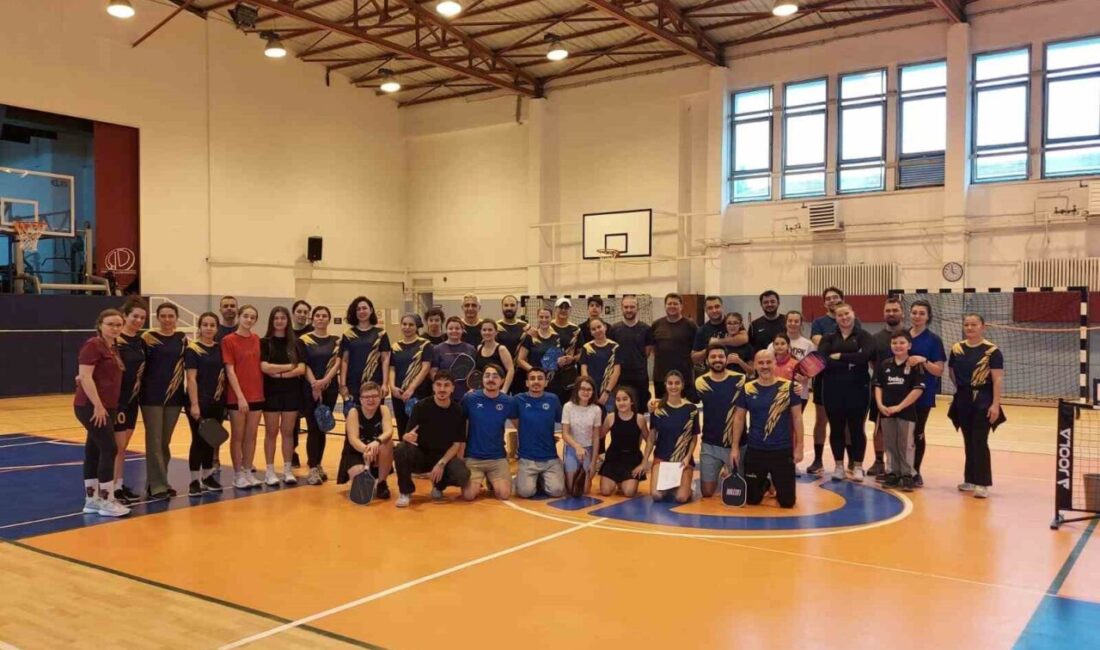 Eskişehir Anadolu Üniversitesi’nde düzenlenen Pickleball Turnuvası, kursiyerler ve ailelerinin yoğun