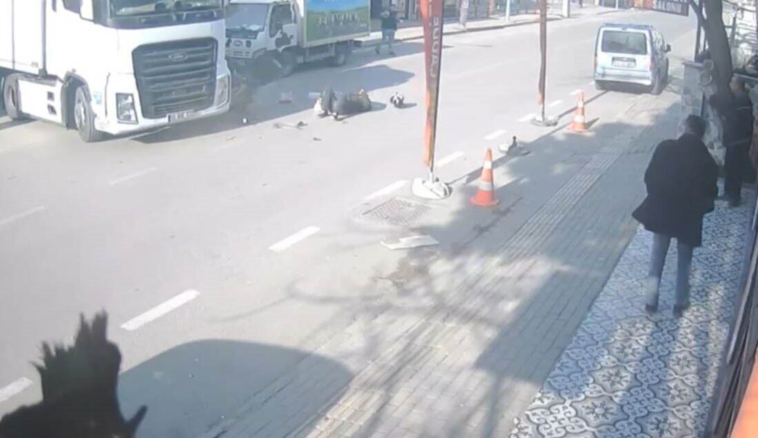 Bursa’da anayolda seyir halindeki motokurye, ara yoldan çıkan tıra çarpıp