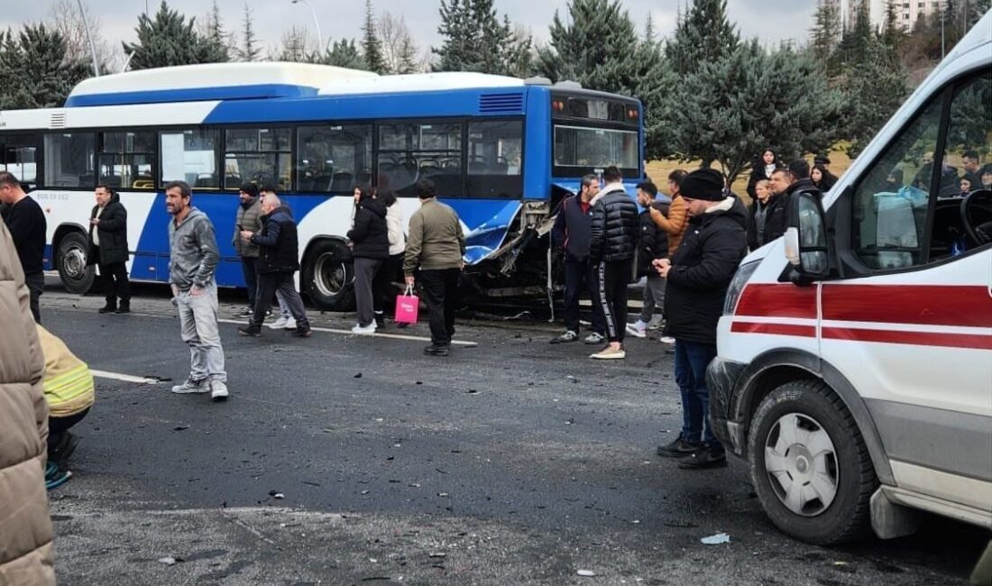 Ankara’da yolcu almak için durakta bekleyen EGO otobüsüne otomobil çarptı.