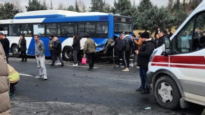 Ankara’da yolcu almak için durakta bekleyen EGO otobüsüne otomobil çarptı.