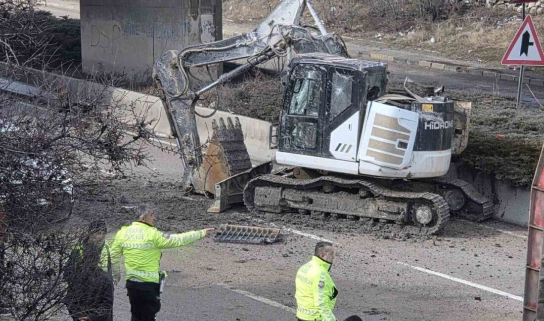Ankara’nın Elmadağ ilçesinde, bir tırın üzerinde bulunan kepçe, köprü altından