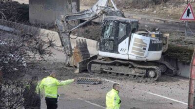 Ankara’nın Elmadağ ilçesinde, bir tırın üzerinde bulunan kepçe, köprü altından