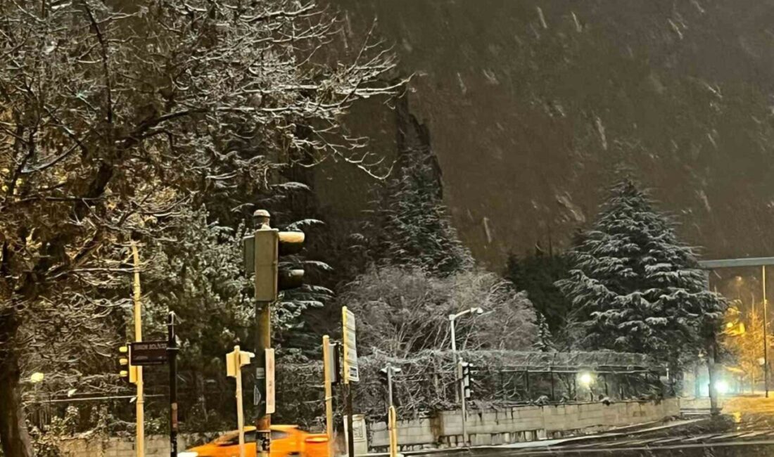 Ankara’da gece saatlerinde başlayan kar yağışı kent genelinde etkili oldu.