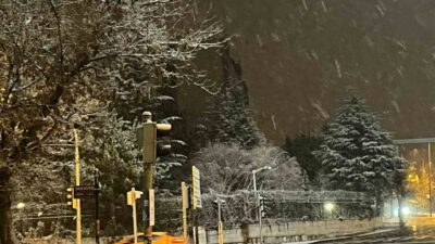 Ankara’da gece saatlerinde başlayan kar yağışı kent genelinde etkili oldu.