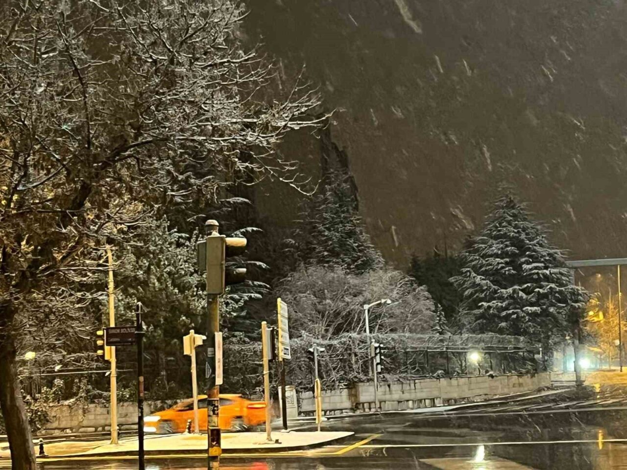 Ankara’da gece saatlerinde başlayan kar yağışı kent genelinde etkili oldu.