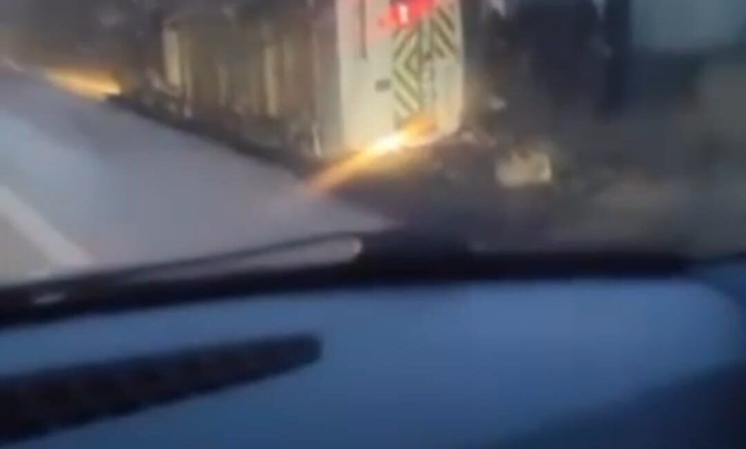 Ankara’nın Akyurt ilçesinde servis aracının yan yatması sonucu 7 kişi