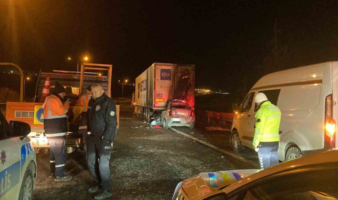 Ankara’nın Keçiören ilçesinde çevre yolunda tıra arkadan çarpan aracın sürücüsü