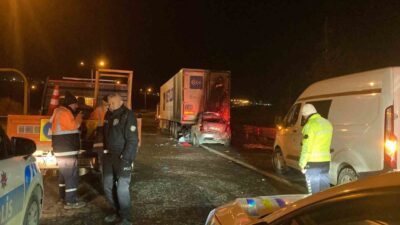 Ankara’nın Keçiören ilçesinde çevre yolunda tıra arkadan çarpan aracın sürücüsü