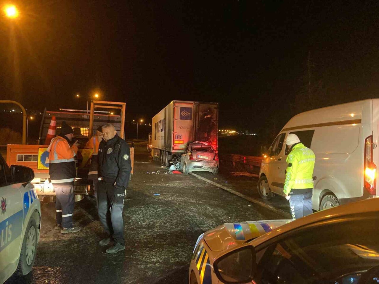 Ankara’nın Keçiören ilçesinde çevre yolunda tıra arkadan çarpan aracın sürücüsü