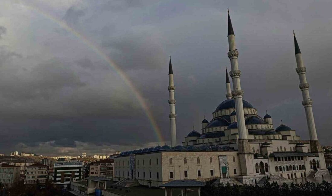 Ankara’nın simgelerinden olan Kocatepe Camii semalarında yağmur sonrası gökkuşağı oluştu.