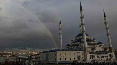 Ankara’nın simgelerinden olan Kocatepe Camii semalarında yağmur sonrası gökkuşağı oluştu.