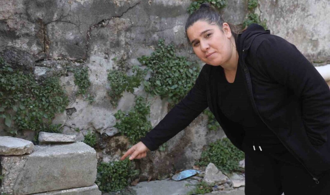 Hatay’da duvarın üzerindeki telefonu fark eden anne ve çocuğun, telefonu