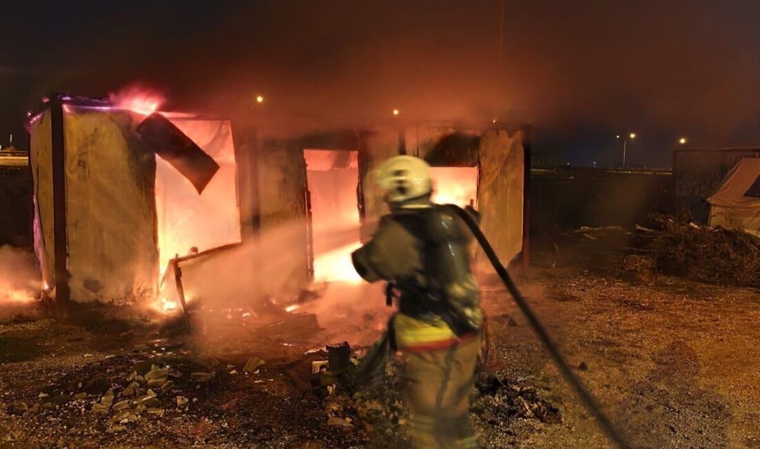 Hatay’da alevlere teslim olan konteyner yanarak kullanılmaz hale geldi. Yangın;