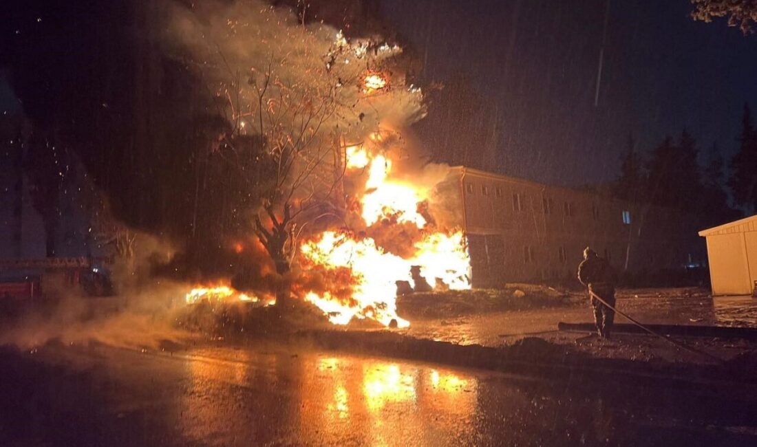 Hatay’da şantiye alanında atıkların alev almasıyla başlayan yangın, konteyner yatakhaneye