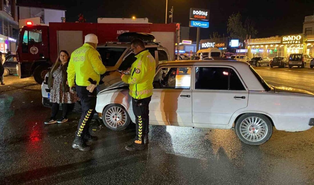 Antalya’nın Serik ilçesinde iki otomobilin çarpıştığı kazada 3 kişi yaralandı.