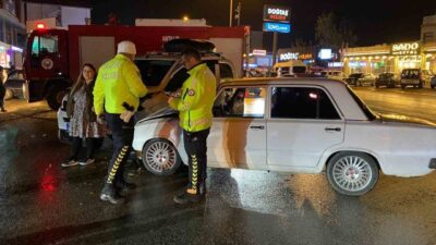 Antalya’nın Serik ilçesinde iki otomobilin çarpıştığı kazada 3 kişi yaralandı.