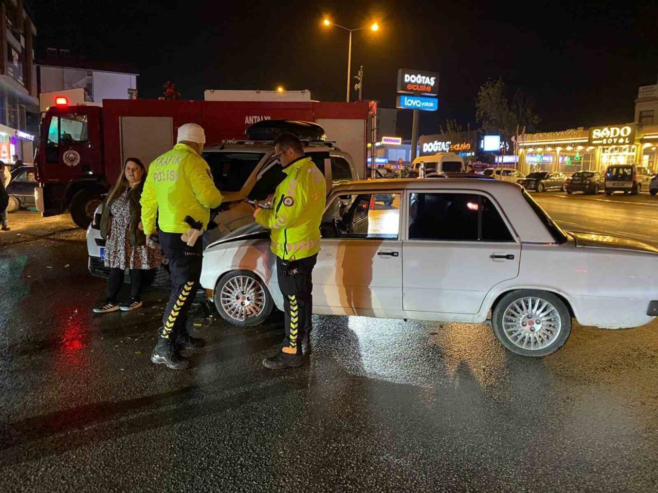 Antalya’nın Serik ilçesinde iki otomobilin çarpıştığı kazada 3 kişi yaralandı.