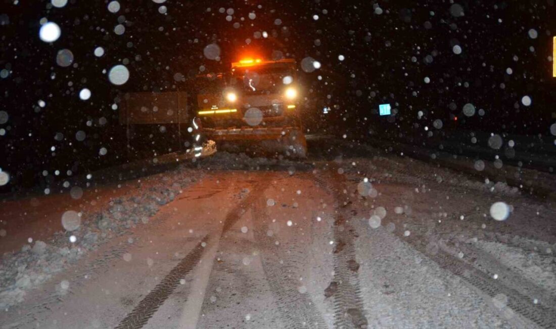 Antalya’da yağmur etkisini sürdürürken, kentin yüksek kesimlerinde ise aralıklarla kar