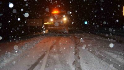 Antalya’da yağmur etkisini sürdürürken, kentin yüksek kesimlerinde ise aralıklarla kar