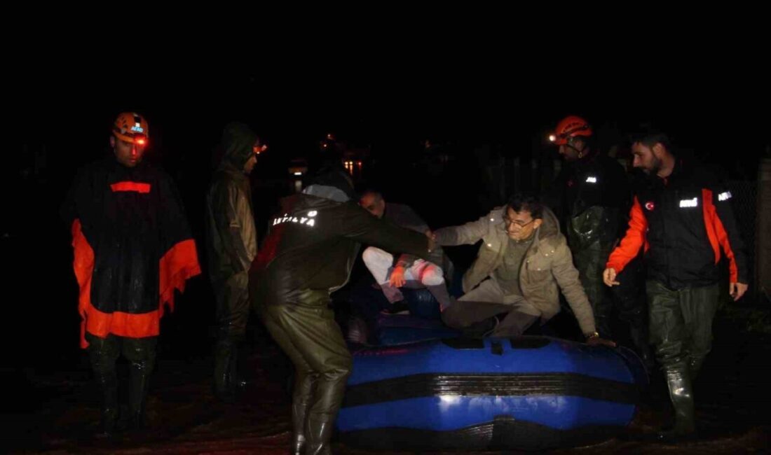 Antalya’nın Kumluca ilçesinde sağanak yağış nedeniyle tarım alanları zarar gördü,