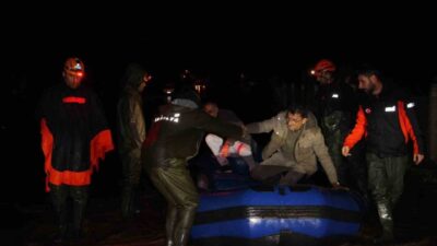 Antalya’nın Kumluca ilçesinde sağanak yağış nedeniyle tarım alanları zarar gördü,