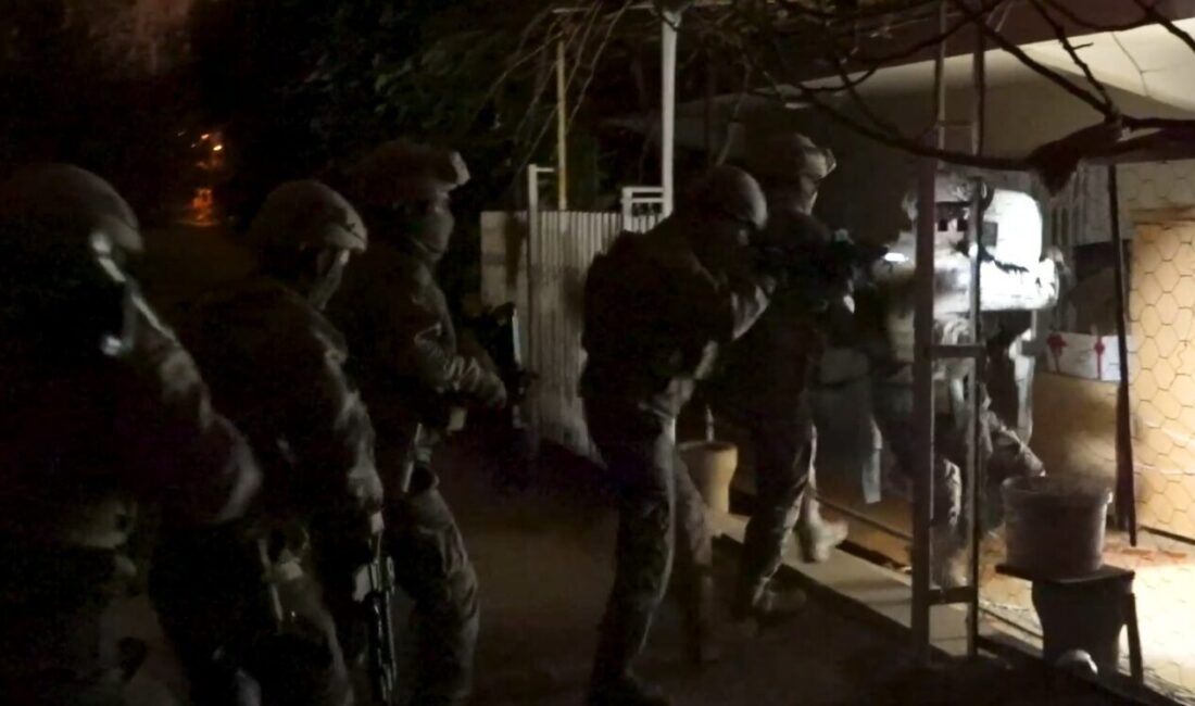 Antalya’da polis ekipleri tarafından Kepez ilçesinde 20 ayrı adrese 40