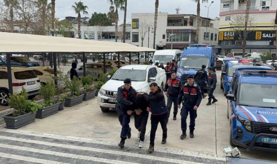 Antalya’nın Gazipaşa ilçesinde araç içerisinde yanmış halde bir erkek cesedi