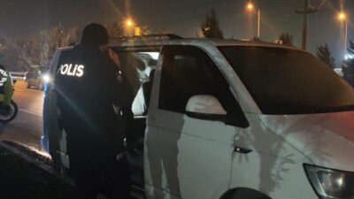 Antalya’da park halindeki panelvan aracın sürücü koltuğunda bir kişi ölü