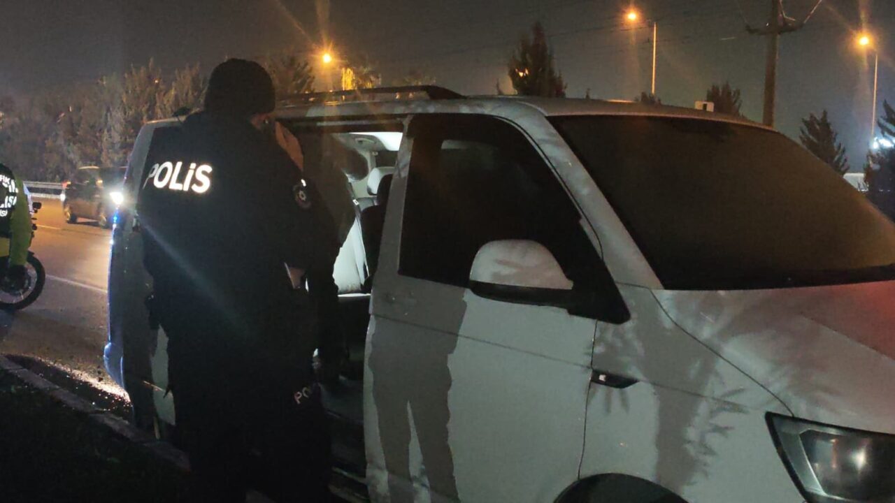 Antalya’da park halindeki panelvan aracın sürücü koltuğunda bir kişi ölü