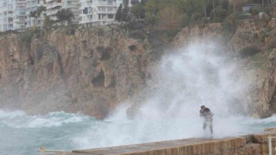 Antalya’da saatteki hızı 50 kilometreyi bulan şiddetli rüzgar nedeniyle çatılar