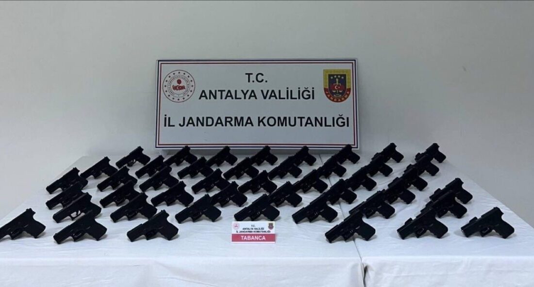Antalya’nın Serik ilçesinde silah ticareti yaptığı belirlenen şüphelilere yönelik operasyonda