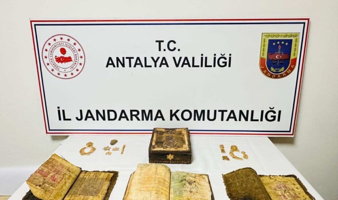 Antalya’da jandarma ekiplerinin tarihi eser kaçakçılığına yönelik düzenlediği operasyonda durdurulan