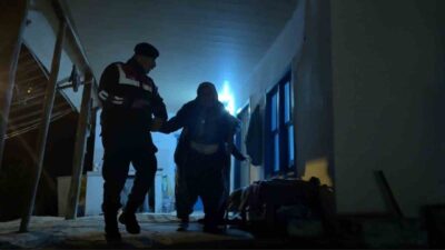 Antalya’nın Serik ilçesinde ormanlık alanda çıkan ve bazı evleri tehdit