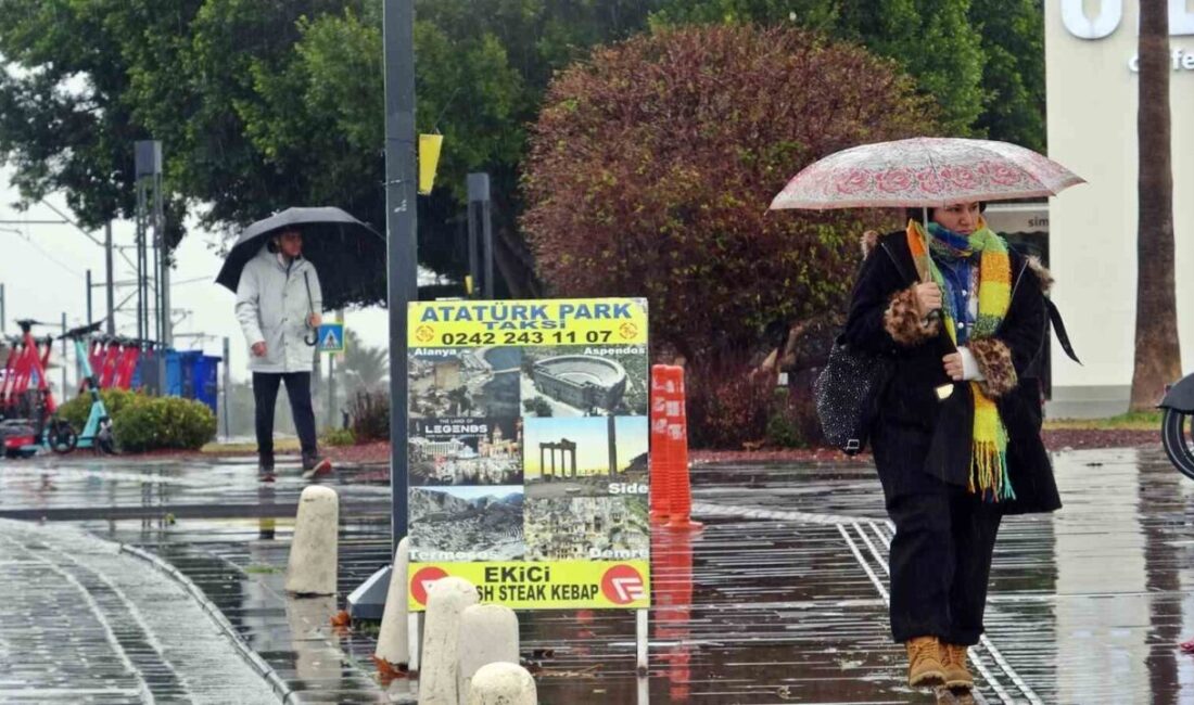 Meteoroloji Genel Müdürlüğünün sağanak ve fırtına uyarısında bulunduğu Antalya kent