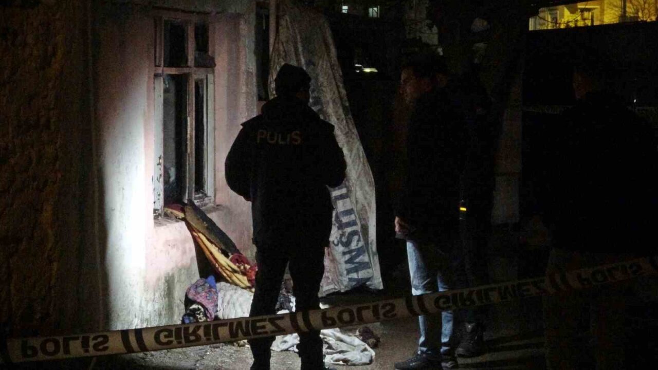 Antalya’da gecekondunun giriş katında çıkan yangında 1 kişi hayatını kaybetti,