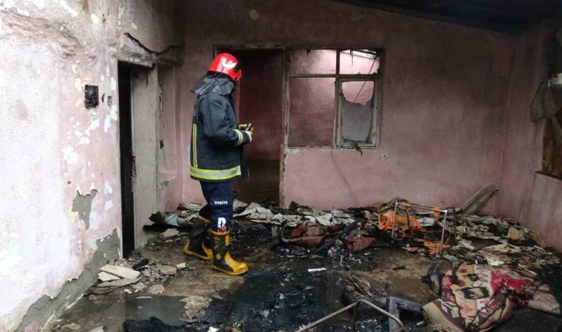 Antalya’nın Kepez ilçesinde bir gecekonduda çıkan yangın itfaiye ekiplerinin müdahalesiyle