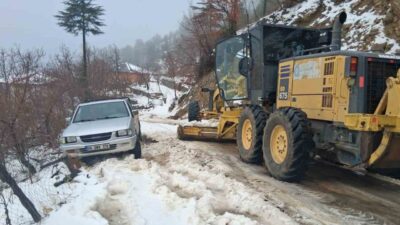 Antalya’nın yüksek kesimlerinde etkili olan kar ve tipi nedeniyle yolda