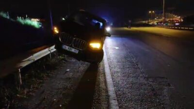 Antalya’nın Manavgat ilçesinde kontrolden çıkan lüks cip, bariyerlerin üzerinde asılı