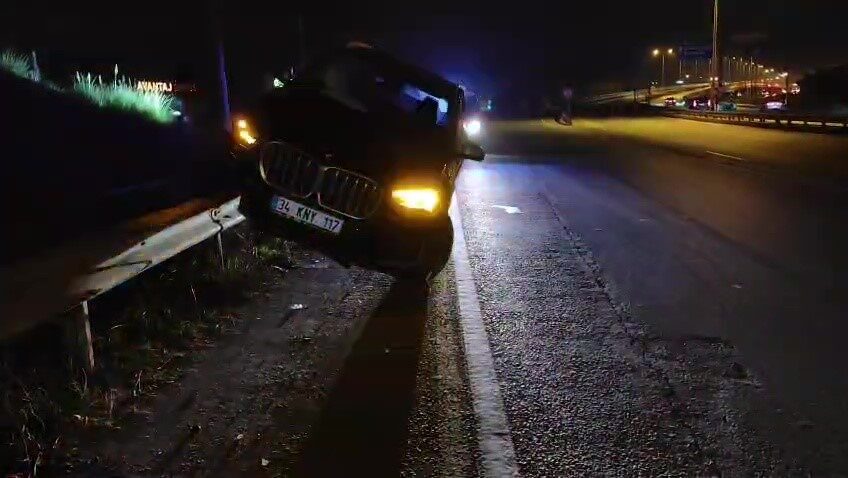 Antalya’nın Manavgat ilçesinde kontrolden çıkan lüks cip, bariyerlerin üzerinde asılı