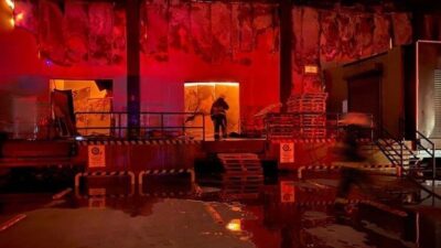 Antalya’nın Serik ilçesinde bir markete ait depoda çıkan yangın bölgede