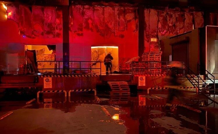 Antalya’nın Serik ilçesinde bir markete ait depoda çıkan yangın bölgede