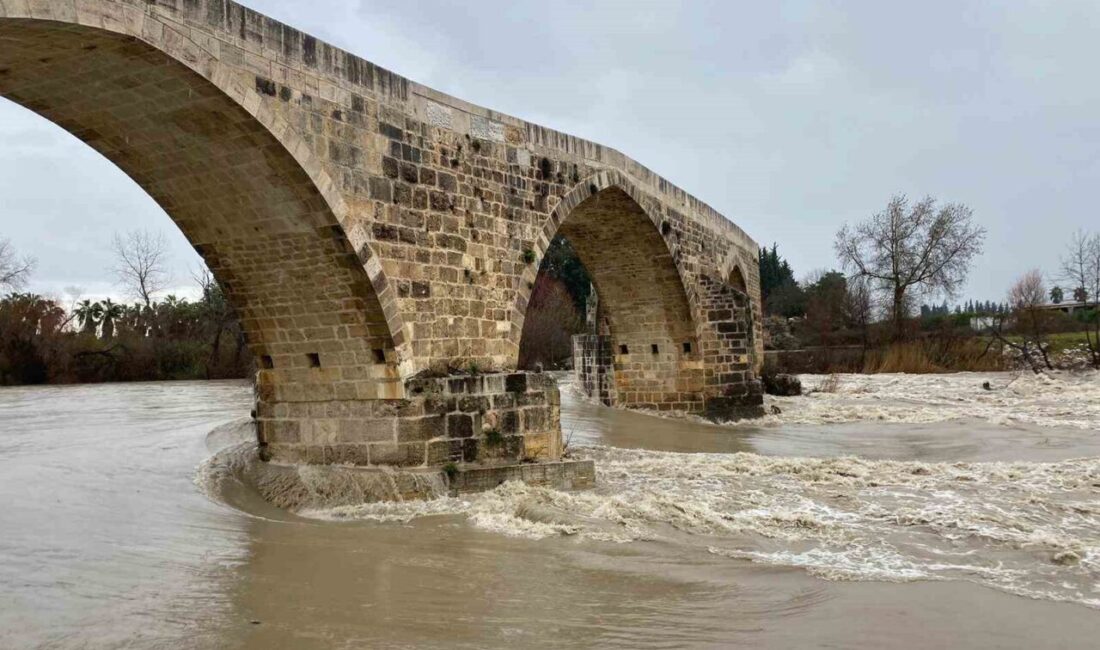 Antalya’nın Serik ilçesinde etkili olan sağanak yağış, Köprüçayı Irmağı’nın debisinin