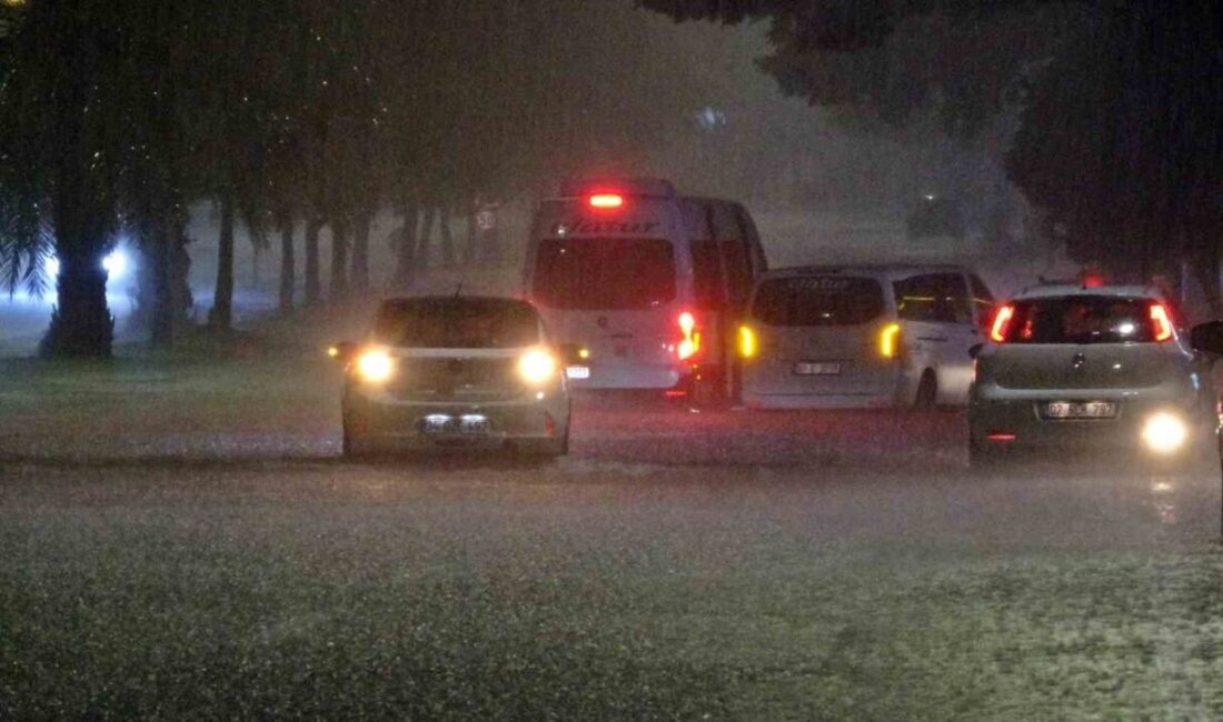 Sarı kod ile uyarılan Antalya’da gece saatlerinde etkili olan sağanak,